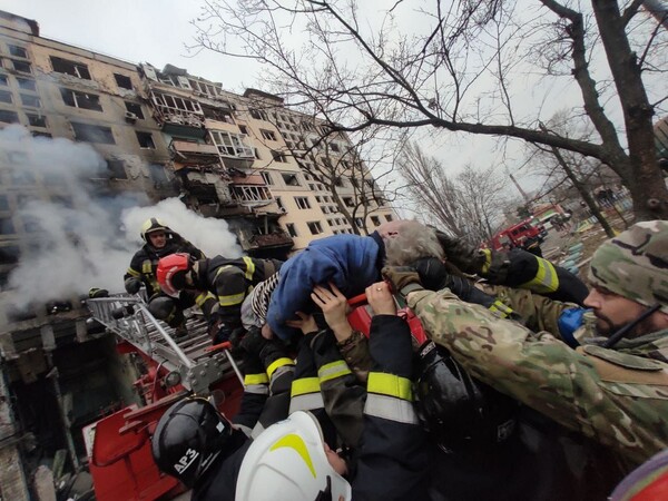 Ουκρανία: Ρωσική οβίδα χτύπησε πολυκατοικία σε προάστιο του Κιέβου -2 νεκροί