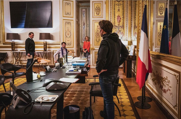 Ο Εμανουέλ Μακρόν αξύριστος με φούτερ και τζιν στο Ελιζέ -Τα κλικ της φωτογράφου του
