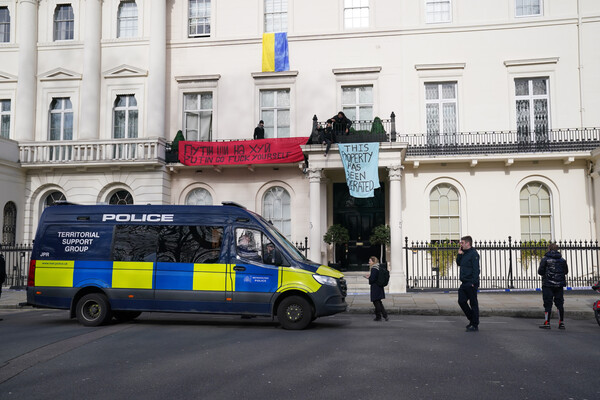 Λονδίνο: Διαδηλωτές εισέβαλαν σε έπαυλη αξίας 25 εκατομμυρίων λιρών, Ρώσου ολιγάρχη