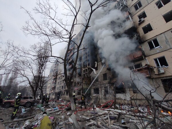 Ουκρανία: Ρωσική οβίδα χτύπησε πολυκατοικία σε προάστιο του Κιέβου -2 νεκροί