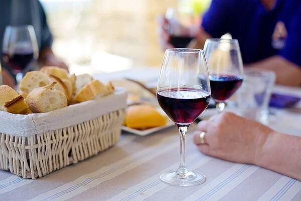 Μικρότερος ο κίνδυνος διαβήτη για όσους πίνουν κρασί με το φαγητό τους, σύμφωνα με αμερικανική έρευνα