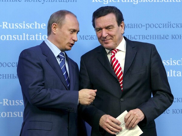 Bild: Σρέντερ και Αμπράμοβιτς συναντήθηκαν στη Μόσχα