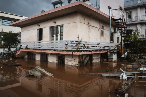 Δίκη για την πλημμύρα στη Μάνδρα: Η ώρα του εισαγγελέα για τους 21 κατηγορούμενους