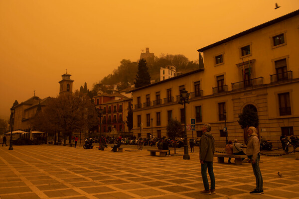 Απόκοσμες εικόνες στην Ισπανία: H αφρικανική σκόνη σκέπασε τη χώρα - «Ήταν σαν να έβρεχε λάσπη»