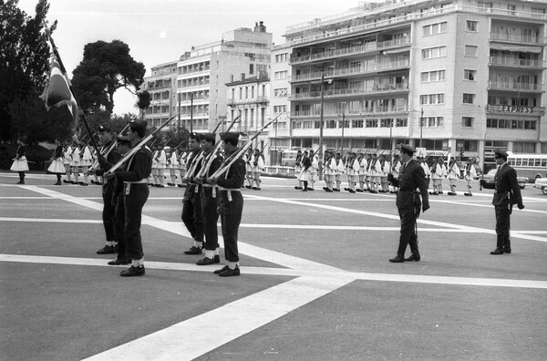 Η ζωή στους δρόμους της Αθήνας το 1964