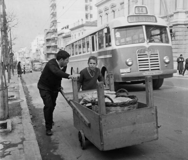 Η ζωή στους δρόμους της Αθήνας το 1964