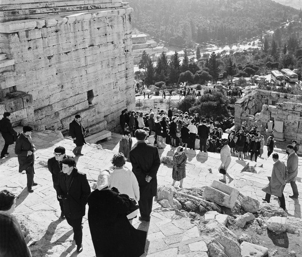 Η ζωή στους δρόμους της Αθήνας το 1964