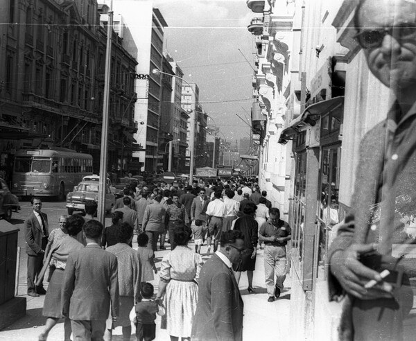 Η ζωή στους δρόμους της Αθήνας το 1964