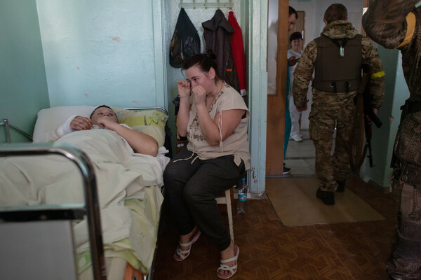 Στα υγρά υπόγεια ενός ουκρανικού νοσοκομείου, όταν βομβαρδίζεται