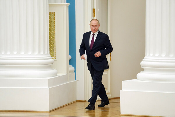 Ο Βλαντίμιρ Πούτιν περπατά