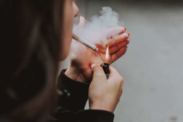 H Δανία εξετάζει την απαγόρευση πωλήσεων τσιγάρων σε όσους γεννήθηκαν από το 2010 και μετά 