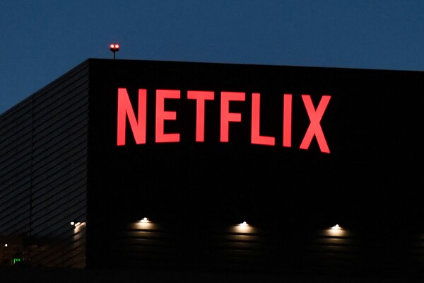 Netflix: Τέλος οι «δανεικοί» κωδικοί - Έξτρα χρέωση για όσους δεν μένουν στο ίδιο σπίτι