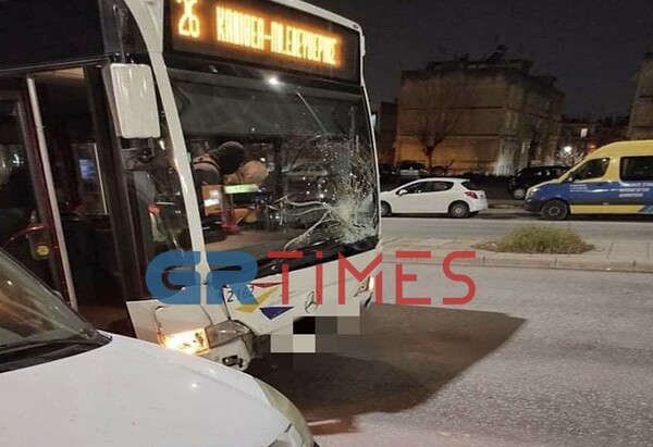 Τροχαίο στη Θεσσαλονίκη: Λεωφορείο προσέκρουσε σε ακινητοποιημένα οχήματα - Πέντε τραυματίες