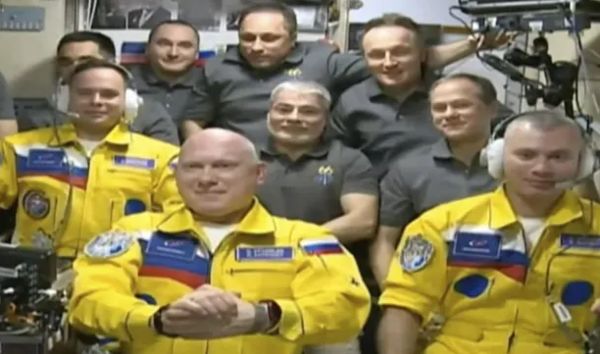 Τρεις Ρώσοι κοσμοναύτες έφτασαν στον ISS φορώντας τα χρώματα της ουκρανικής σημαίας