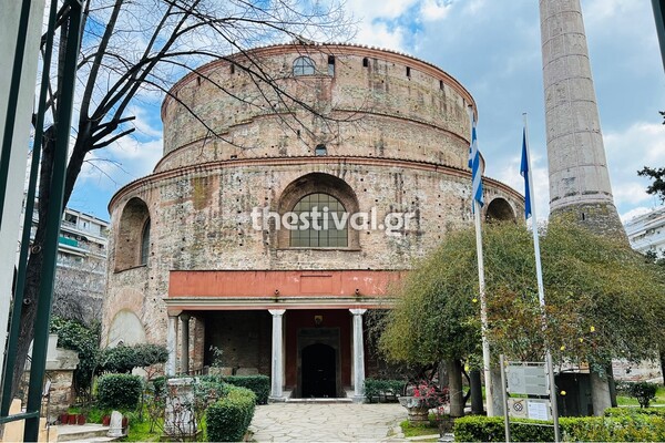 Θεσσαλονίκη: Φοιτητής έσπασε τον σταυρό στη Ροτόντα