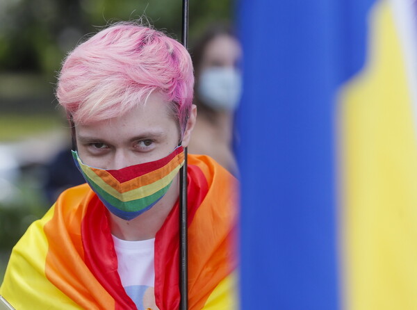 Transgender γυναίκες δεν μπορούν να φύγουν από την Ουκρανία λόγω ονόματος στο διαβατήριό τους