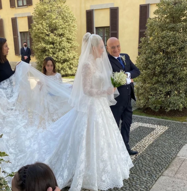 Ο «συμβολικός» γάμος του Μπερλουσκόνι με την 32χρονη αγαπημένη είχε κανονικό νυφικό και γκρίνια κληρονόμων