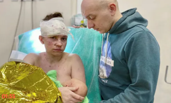 Ουκρανή μητέρα θηλάζει τραυματισμένη το μωρό της
