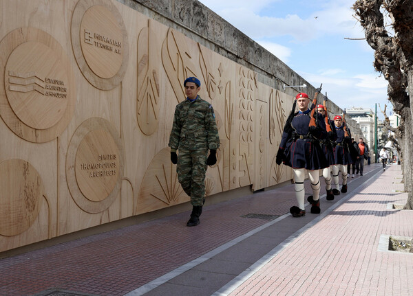 Ανοίγουν για την 25η Μαρτίου τα ιστορικά ανθοπωλεία της Βουλής 