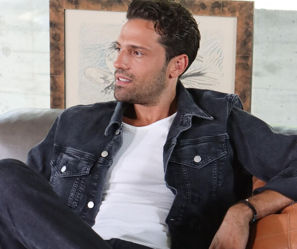 Ο Κωνσταντίνος Αργυρός με denim πουκάμισο