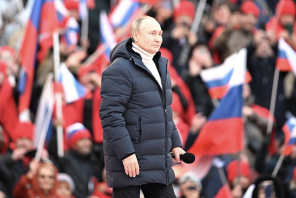 Υπό πίεση ο οίκος Loro Piana για το μπουφάν του Πούτιν- Ζητούν να καταδικάσει τον Ρώσο πρόεδρο