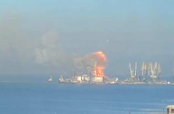 Εκρήξεις στο λιμάνι του Μπερντιάνσκ- Οι Ουκρανοί λένε ότι κατέστρεψαν ρωσικό πλοίο