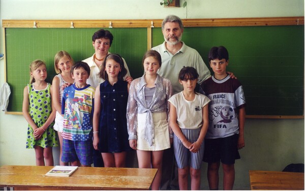 Ο Στέλιος Ελληνιάδης με ομογενείς μαθητές και τη δασκάλα τους σε σχολείο ελληνικής κοινότητας