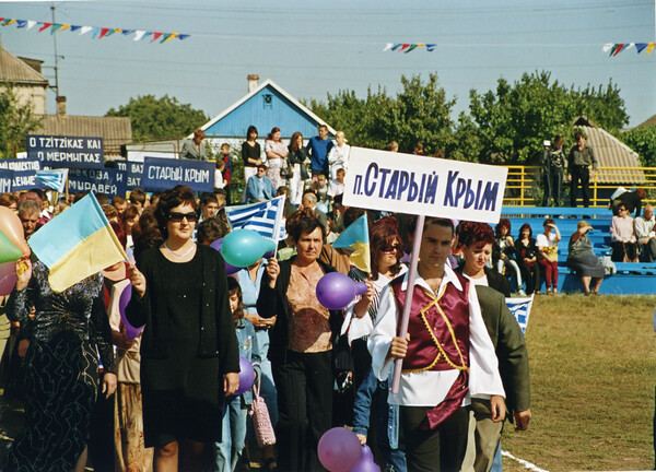 Παρέλαση αντιπροσωπείας ελληνικής κοινότητας σε εκδήλωση της ομογένειας