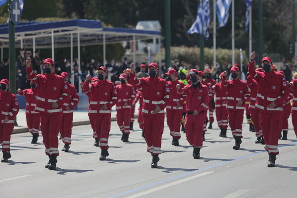 Η Ελλάδα γιορτάζει την 25η Μαρτίου: H μεγάλη στρατιωτική παρέλαση στο Σύνταγμα