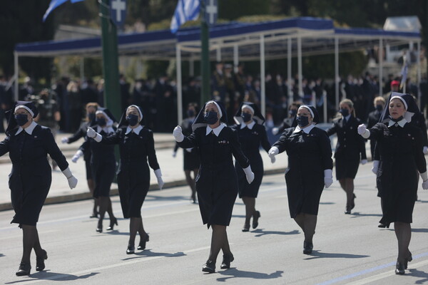 Η Ελλάδα γιορτάζει την 25η Μαρτίου: H μεγάλη στρατιωτική παρέλαση στο Σύνταγμα