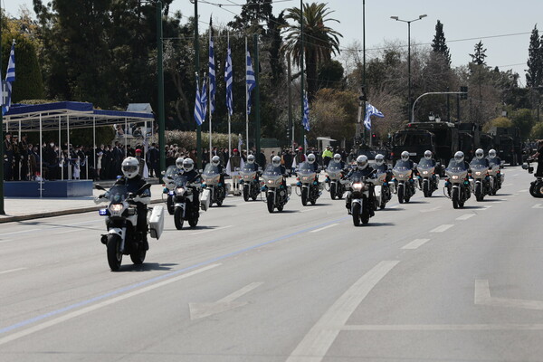 Η Ελλάδα γιορτάζει την 25η Μαρτίου: H μεγάλη στρατιωτική παρέλαση στο Σύνταγμα