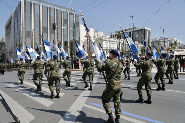 Η Ελλάδα γιορτάζει την 25η Μαρτίου: H μεγάλη στρατιωτική παρέλαση στο Σύνταγμα