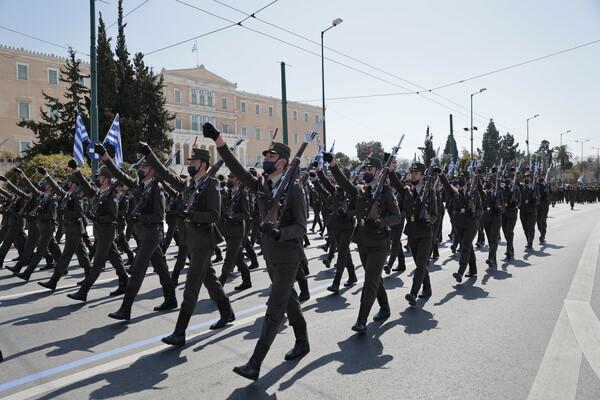 Η Ελλάδα γιορτάζει την 25η Μαρτίου: H μεγάλη στρατιωτική παρέλαση στο Σύνταγμα