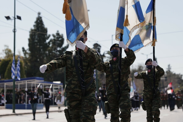 Η Ελλάδα γιορτάζει την 25η Μαρτίου: H μεγάλη στρατιωτική παρέλαση στο Σύνταγμα