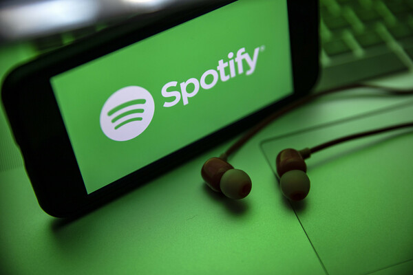 Το Spotify αναστέλλει τις υπηρεσίες του στη Ρωσία