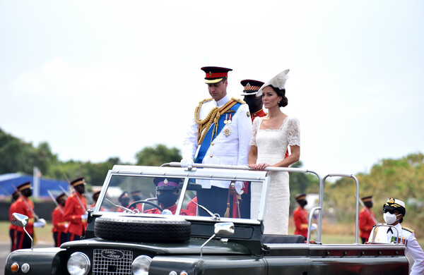 Όπως η βασίλισσα Ελισάβετ: Κέιτ Μίντλετον και πρίγκιπας Γουίλιαμ πάνω σε Land Rover στην Τζαμάικα