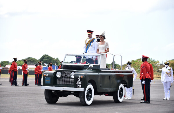 Όπως η βασίλισσα Ελισάβετ: Κέιτ Μίντλετον και πρίγκιπας Γουίλιαμ πάνω σε Land Rover στην Τζαμάικα