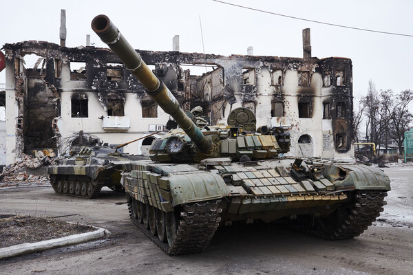 Ουκρανία: «Σφυροκόπημα» στα περίχωρα του Κιέβου - Μάχες στο κέντρο της Μαριούπολης