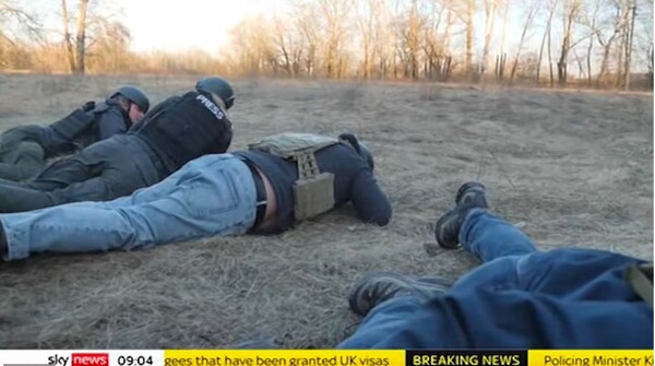 Ουκρανία: Δημοσιογράφοι και συνεργείο του Sky News δέχθηκαν ρωσικά πυρά- Δραματικό βίντεο