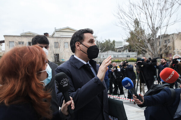 Πέτρος Φιλιππίδης: Έντονοι διάλογοι των δικηγόρων στο δικαστήριο - Διακοπή στη δίκη