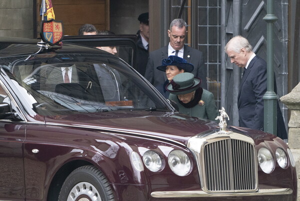 Βασίλισσα Ελισάβετ: Δάκρυσε στο μνημόσυνο του πρίγκιπα Φίλιππου -Ο λόγος που φόρεσε σκούρο πράσινο
