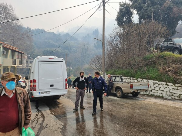 Φωτιά στη Σάμο: Εκκενώνεται προληπτικά το χωριό Βουρλιώτες