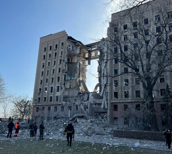 Πύραυλος χτύπησε διοικητικό κτίριο στο Μικολάιβ- Τουλάχιστον 8 άτομα εγκλωβισμένα στα συντρίμμια 