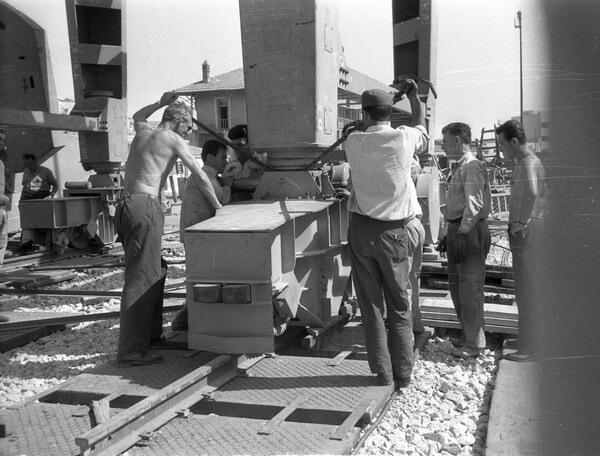 Στο λιμάνι του Πειραιά το 1964