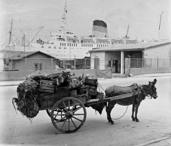 Στο λιμάνι του Πειραιά το 1964