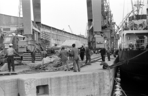 Στο λιμάνι του Πειραιά το 1964