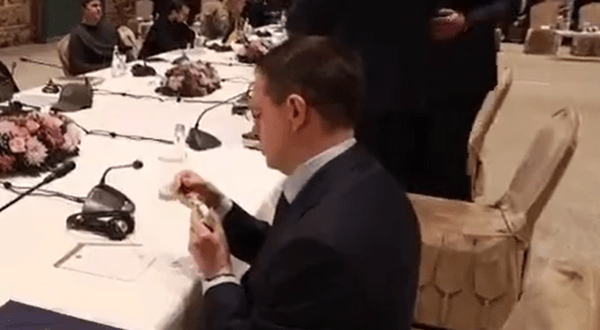 «Νόμιζα ότι ήταν βότκα»: Ρώσος αξιωματούχος κοίταζε το μπουκαλάκι με το αντισηπτικό στις διαπραγματεύσεις