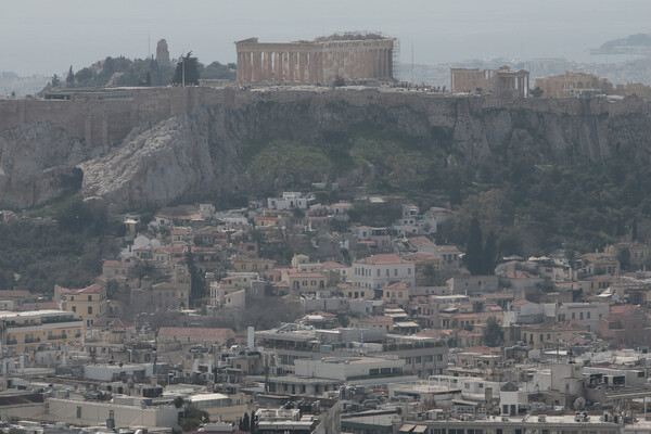 Καιρός: Η αφρικανική σκόνη σκέπασε την Αθήνα - «Έρχονται 30άρια τις επόμενες ημέρες»