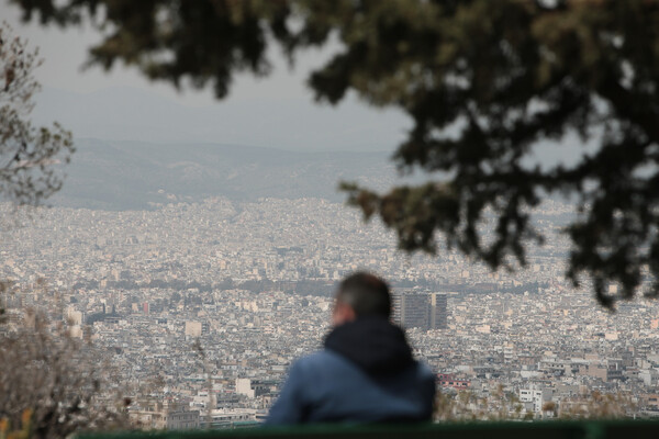 Καιρός: Η αφρικανική σκόνη σκέπασε την Αθήνα - «Έρχονται 30άρια τις επόμενες ημέρες»
