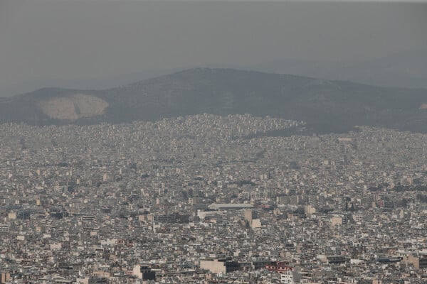 Καιρός: Η αφρικανική σκόνη σκέπασε την Αθήνα - «Έρχονται 30άρια τις επόμενες ημέρες»